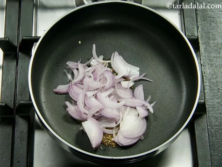 स्टेप 4 – मिर्च के साथ हम एक अनोखे स्वाद के लिए प्याज …