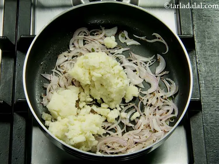 स्टेप 6 – अब पैन में आलू डालें। इन आलूओं को पहले उबाला …