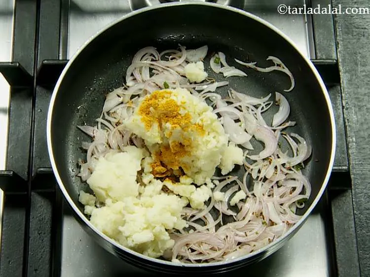 स्टेप 7 – चमकीले पीले रंग के लिए हल्दी पाउडर डालें।