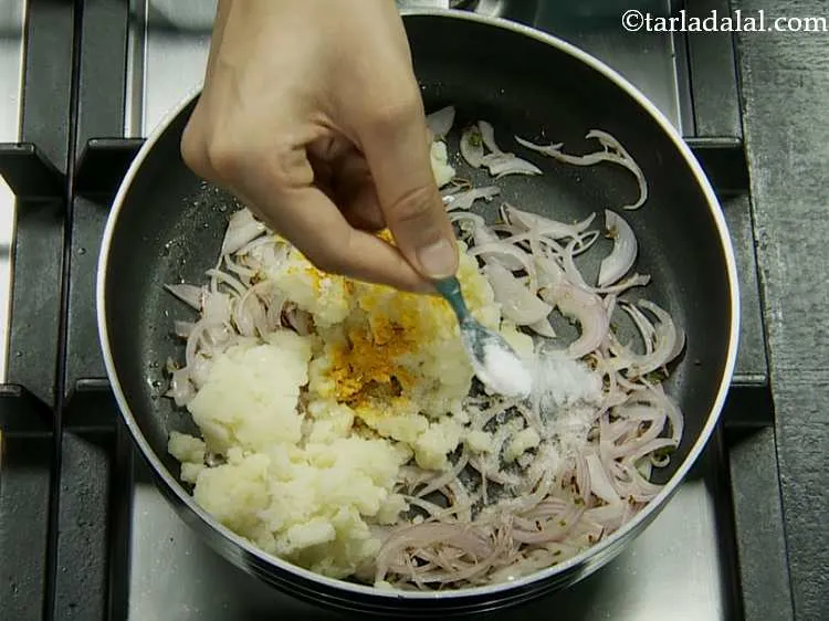 स्टेप 8 – अब इसमें स्वाद देने वाली बेसिक सामग्री- शक्कर, नींबू का …