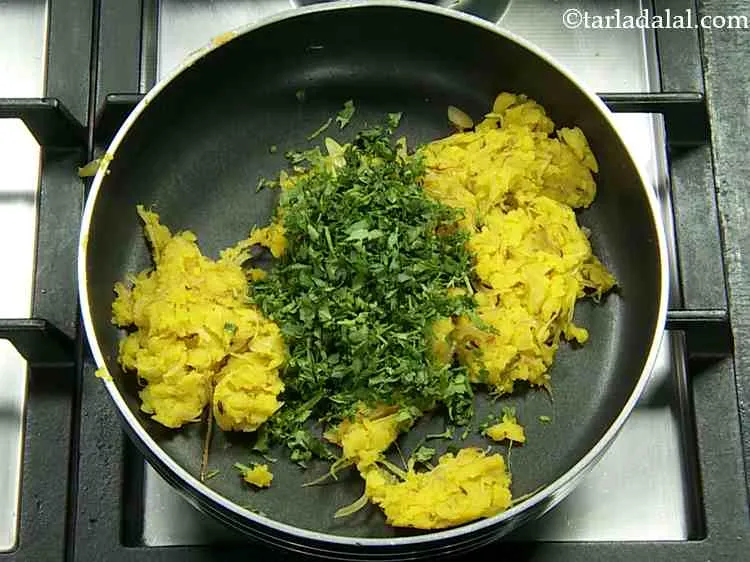 स्टेप 10 – धनिया डालें और अच्छी तरह मिलाएं। आपने देखा होगा कि …