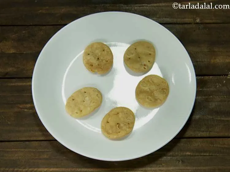 स्टेप 12 – एक सर्विंग प्लेट पर कुछ जीरा पूरियों को अरेन्ज करें। …