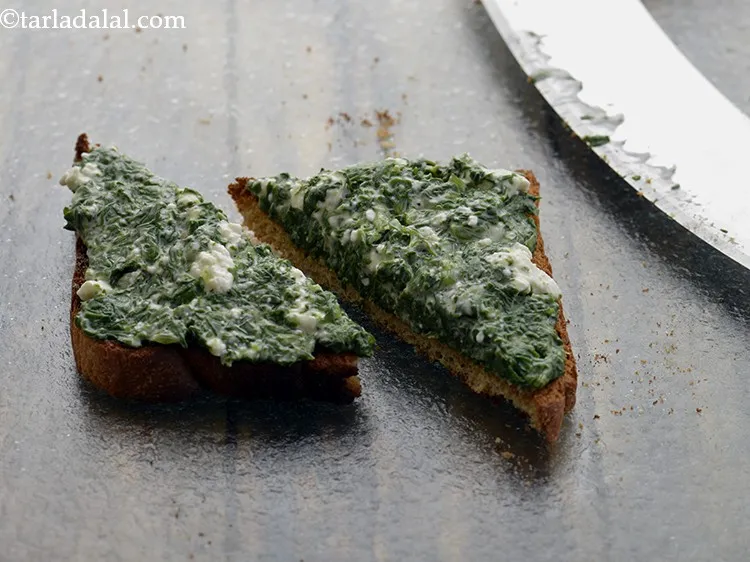 Step 18 – Cut them diagonally and our&nbsp;&nbsp;<strong>Crispy Spinach and Paneer Open Toast&nbsp;</strong>is ready.