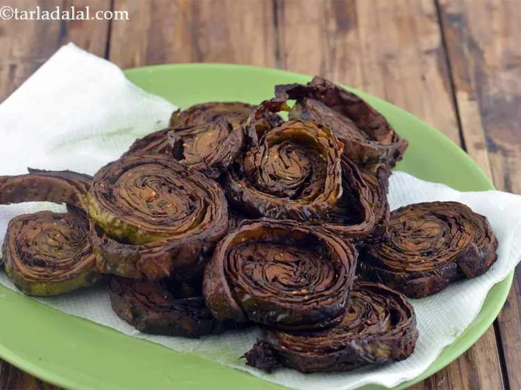Step 3 – Drain the crispy patra on an absorbent paper.
