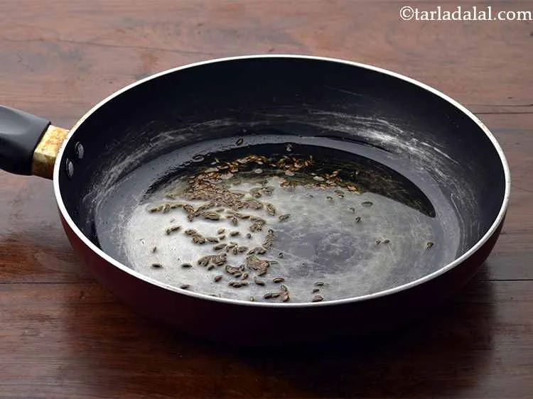 स्टेप 2 – तेल गरम होने के बाद जीरा डालें। मध्यम आंच पर …