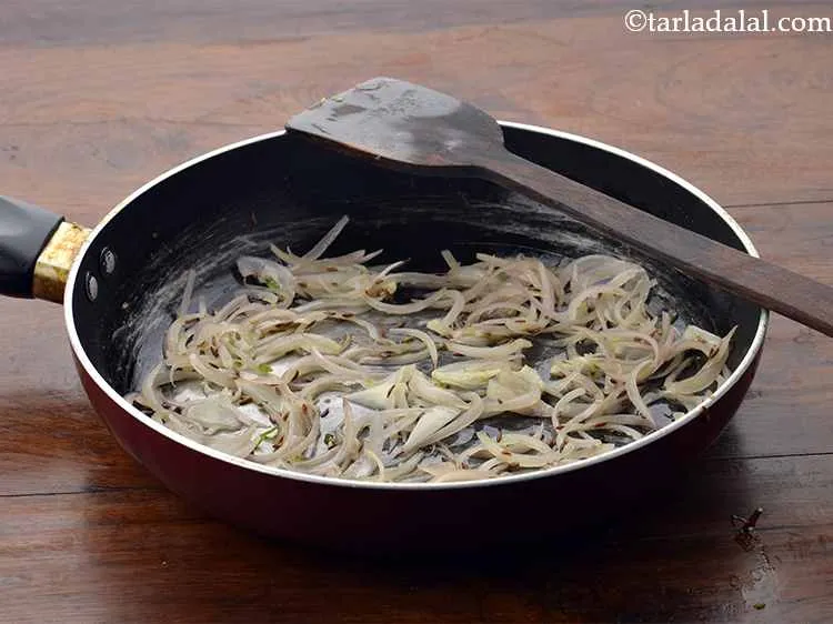 स्टेप 5 – इन सामग्रियों को मध्यम आंच पर १ मिनट के लिए …