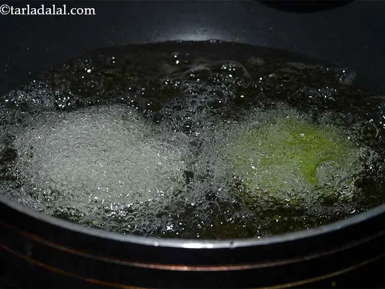 स्टेप 24 – मध्यम आंच पर कुछ <strong>क्रंची ब्रेड कटलेट</strong> को दोनों तरफ …