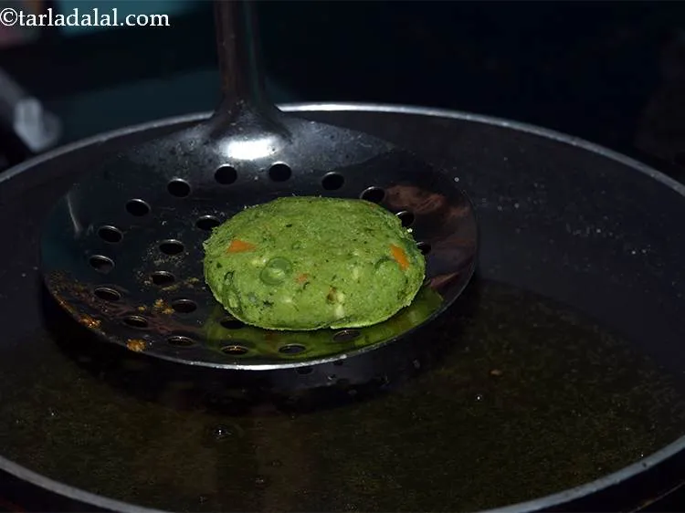 स्टेप 23 – एक गहरे नॉन-स्टिक पैन में पर्याप्त तेल गरम करें। यह …