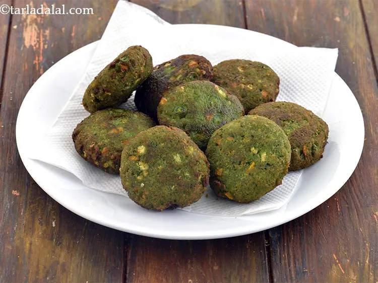 स्टेप 25 – <strong>क्रंची ब्रेड कटलेट</strong> को तेल सोखने वाले कागज़ पर निकाल …