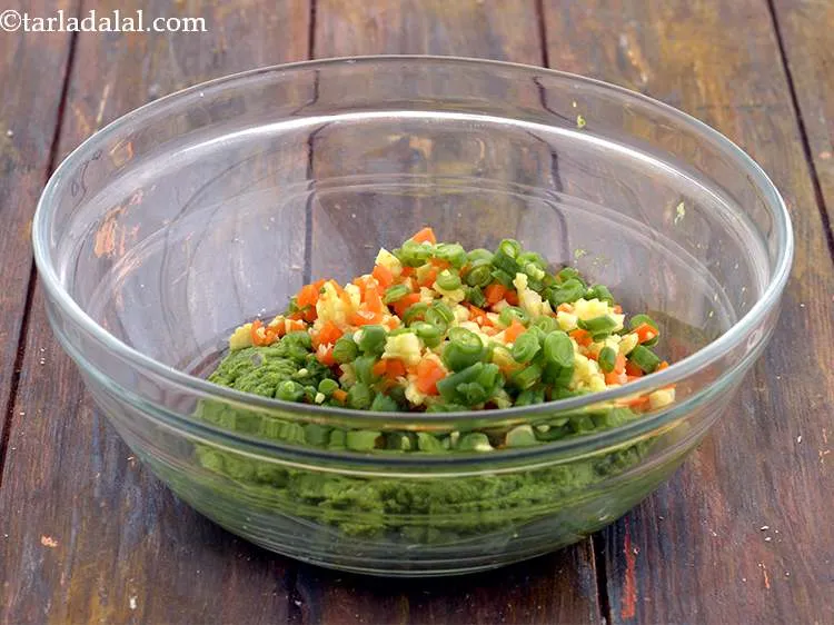 स्टेप 16 – अब, इसमें मिली-जुली सब्ज़ीयाँ डालें।