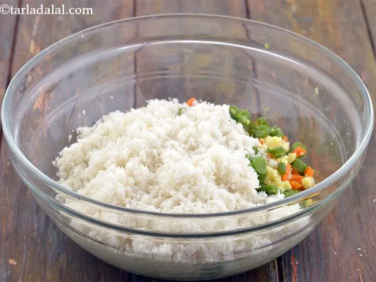 स्टेप 17 – साथ ही, ताजा ब्रेड क्रम्ब्स डालें।