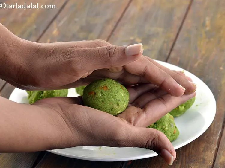 स्टेप 20 – अपने हाथ में एक भाग लें और इसे अपनी हथेलियों …