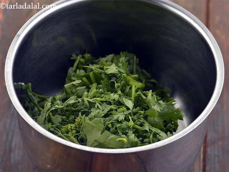 स्टेप 3 – एक छोटा मिक्सर जार लें और उसमें साफ और कटा …