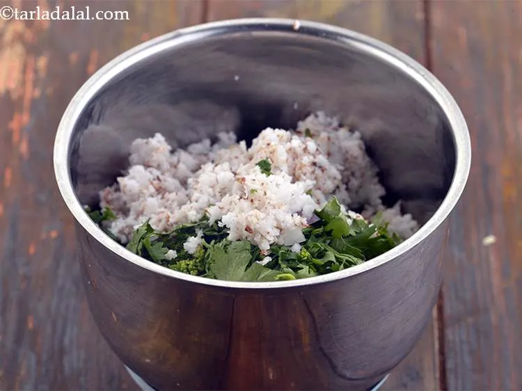 स्टेप 4 – फिर, कद्दूकस किया हुआ नारियल डालें।