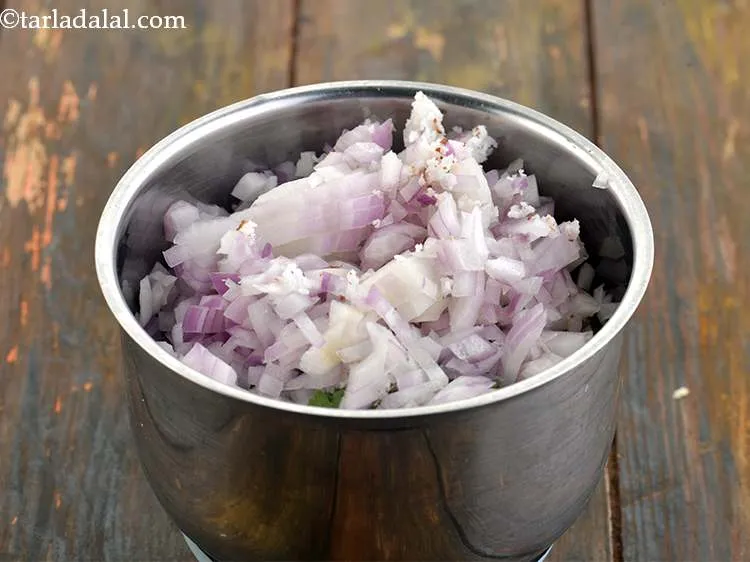 स्टेप 5 – फिर, प्याज डालें। हम उन्हें तीक्ष्णता के लिए जोड़ते हैं।