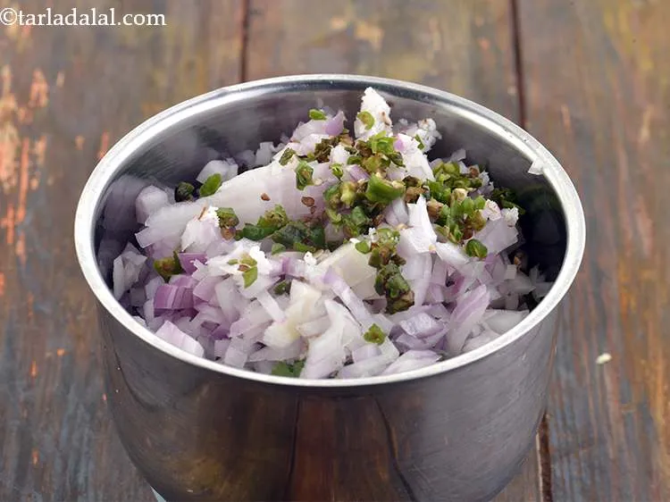 स्टेप 7 – एक तीखी किक के लिए हरी मिर्च भी डालें।