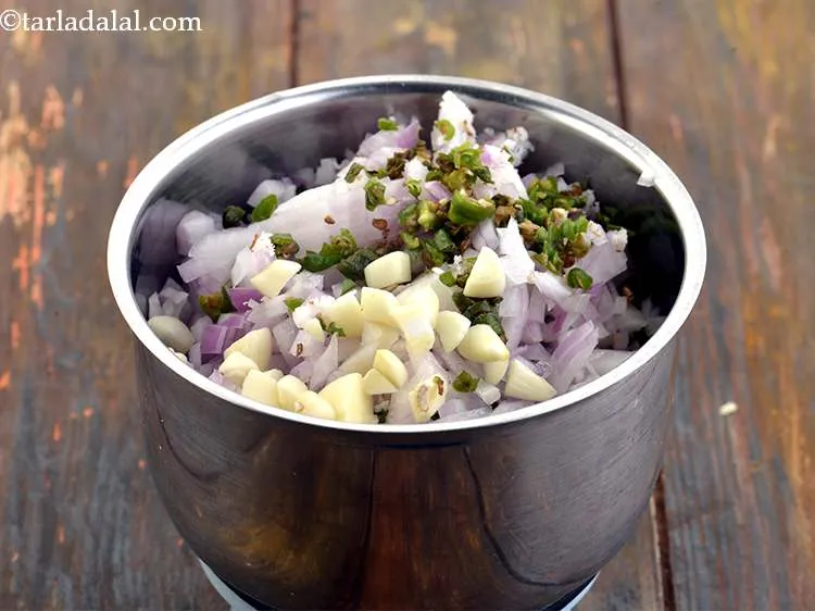 स्टेप 6 – फिर लहसुन डालें।