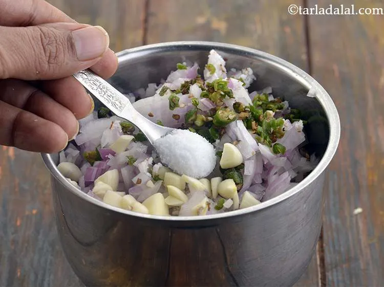 स्टेप 8 – अंत में, स्वाद के लिए थोड़ा नमक डालें।