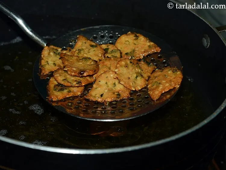 Step 24 – Deep-fry&nbsp;<strong>methi bajra crackers&nbsp;</strong>till they turn golden brown in colour.