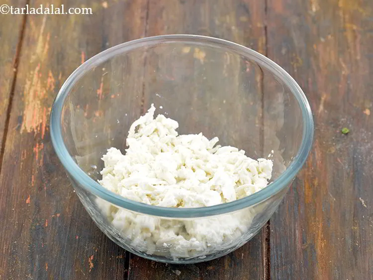 स्टेप 1 – <strong>पनीर रोल</strong> का मिश्रण बनाने के लिए, पनीर को कद्दूकस …