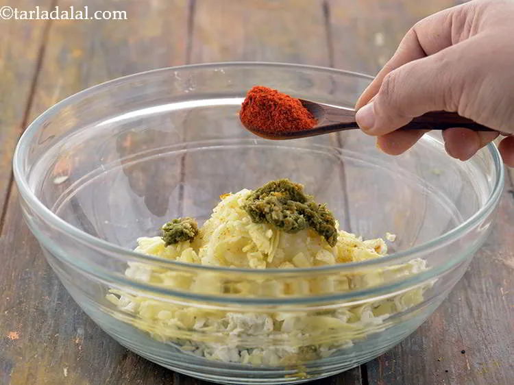 स्टेप 7 – हल्दी पाउडर डालें। मिर्च पाउडर डालें। ये सभी सूखे मसाले, …