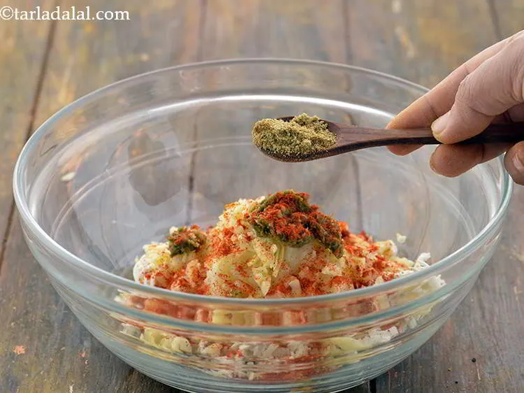 स्टेप 8 – धनिया-जीरा पाउडर डालें।