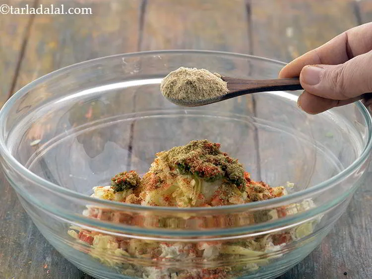 स्टेप 24 – सूखे आम का पाउडर डालें। यह कुरकुरे पनीर रोल को …