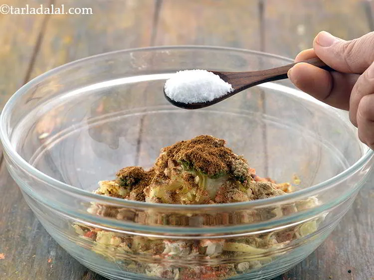 स्टेप 10 – गरम मसाला डालें। रेडीमेड गरम मसाला पाउडर आसानी से उपलब्ध …