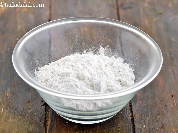 स्टेप 12 – मैदा मिश्रण तैयार करने के लिए, एक कटोरे में मैदा …