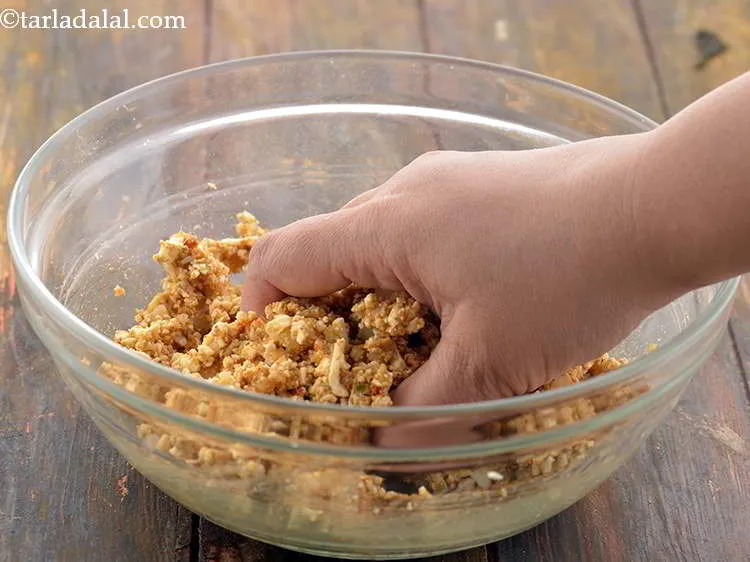 स्टेप 11 – अच्छी तरह से मिलाएं और आपका पनीर रोल मिश्रण तैयार …