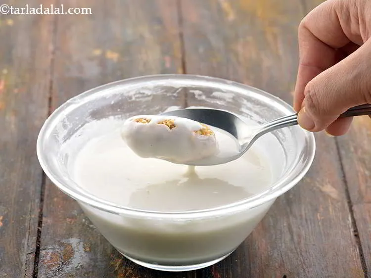 स्टेप 16 – प्रत्येक गेंद को मैदा-पानी के मिश्रण में डुबोएं। सभी पक्षों …