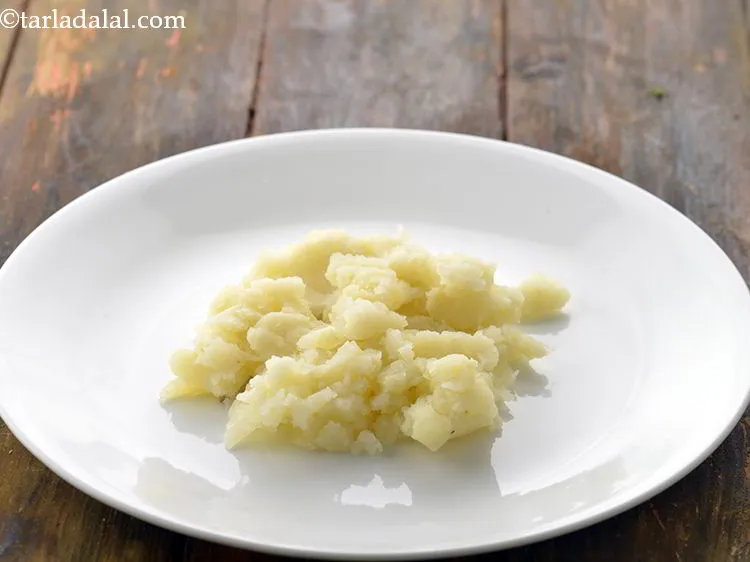 स्टेप 2 – उबले हुए आलू को छीलकर, मैश करके अलग रख दें। …