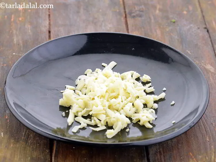 स्टेप 3 – प्रोसेस्ड चीज को कद्दूकस करके अलग रख दें।