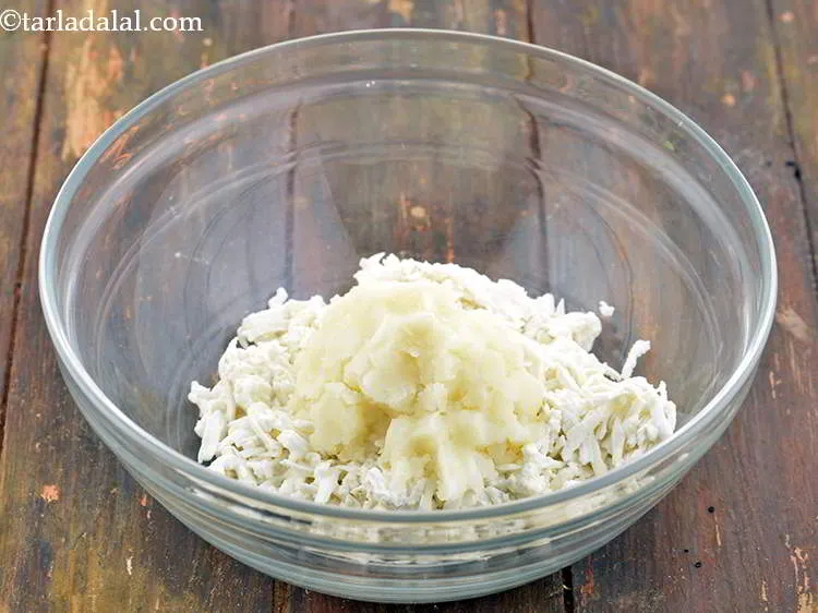 स्टेप 4 – <strong>पनीर रोल</strong> के मिश्रण के लिए, पनीर को एक गहरे …