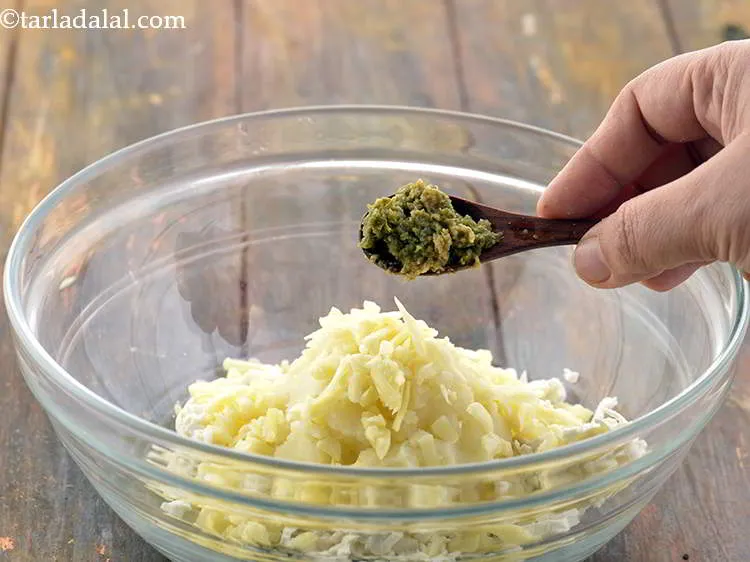 स्टेप 6 – अदरक-हरी मिर्च की पेस्ट डालें।