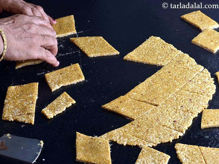 स्टेप 18 – अपने हाथों से टुकड़ों में तोड़े।