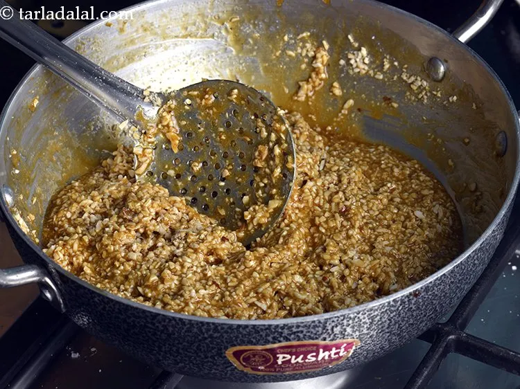 स्टेप 11 – समान चम्मच का उपयोग करके बहुत अच्छी तरह से मिलाएं।