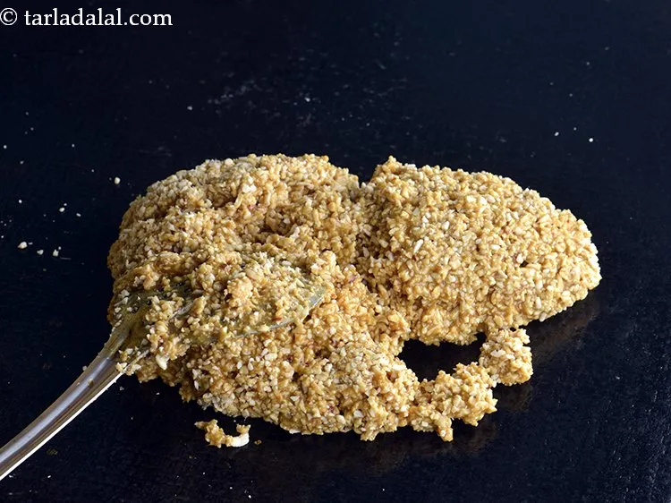 स्टेप 12 – तुरंत, मिश्रण को एक चीकने कीये हुए प्लेटफ़ॉर्म पर रखें …