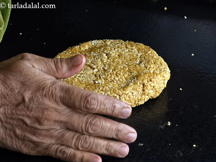 स्टेप 14 – मिश्रण को चिकना किए हुए हाथों से थपथपाएँ।