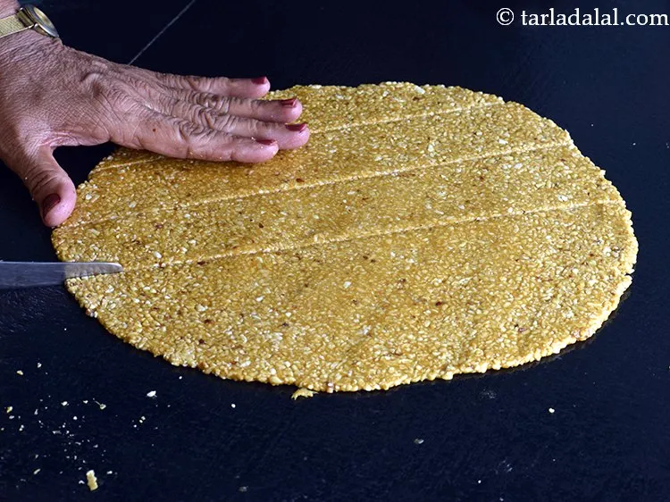 स्टेप 16 – एक तेज चाकू का उपयोग करके इसे तुरंत समान चौरस …