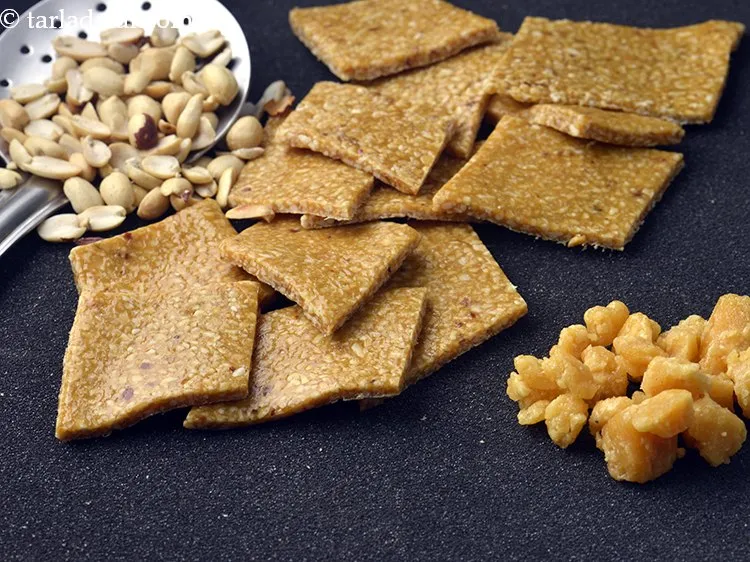 स्टेप 19 – <strong>क्रश मूंगफली की चिक्की</strong> को एक एयरटाइट कंटेनर में एक …