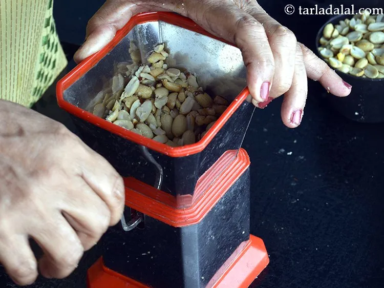 स्टेप 4 – मूंगफली क्रशर या मिक्सर जार में छीलके निकाले हुई मूँगफली …