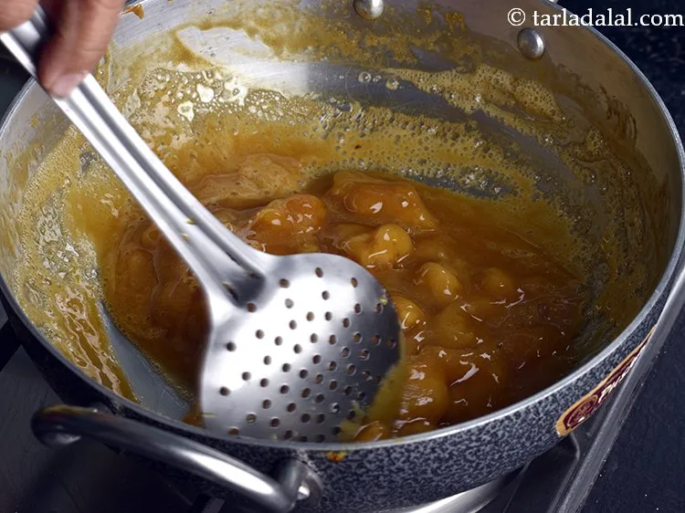 स्टेप 7 – अच्छी तरह से मिलाएं और २ सामग्री क्रश मूंगफली की …