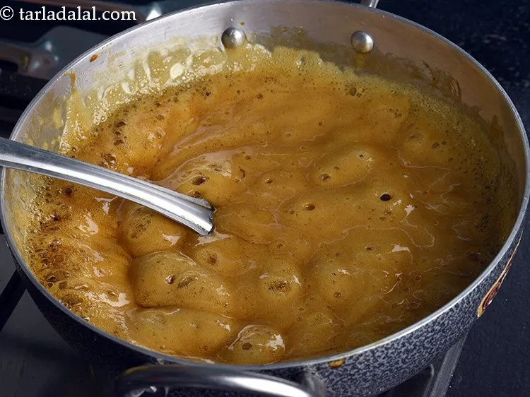 स्टेप 8 – आंच धीमी करके ३ मिनट तक लगातार हिलाते रहें, जब …