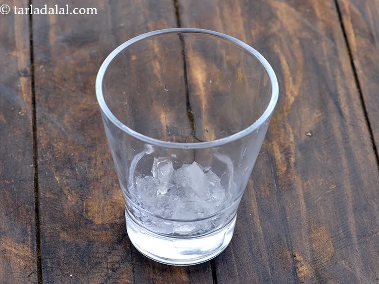 स्टेप 10 – ३ सर्विंग ग्लास में से प्रत्येक में १ टेबल-स्पून क्रश …