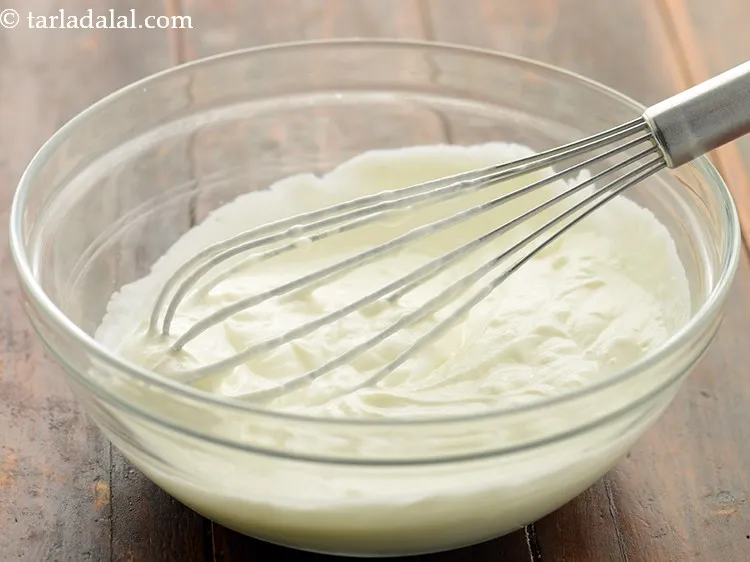 स्टेप 2 – व्हिस्क का उपयोग करके दही को अच्छे से फेंट लें।