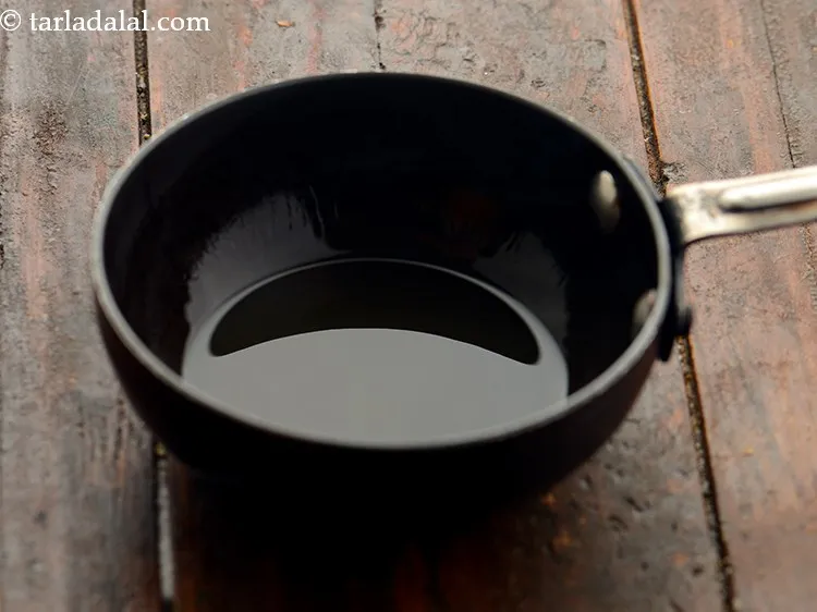 स्टेप 10 – इसके अलावा, एक छोटे नॉन-स्टिक पैन में तेल गरम करें।