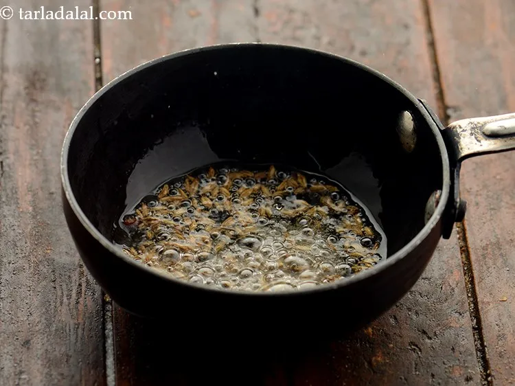 स्टेप 11 – इसमें जीरा और सरसों डालें।