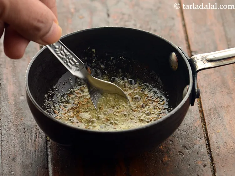 स्टेप 13 – ३० सेकंड के लिए मध्यम आंच पर भूनें।