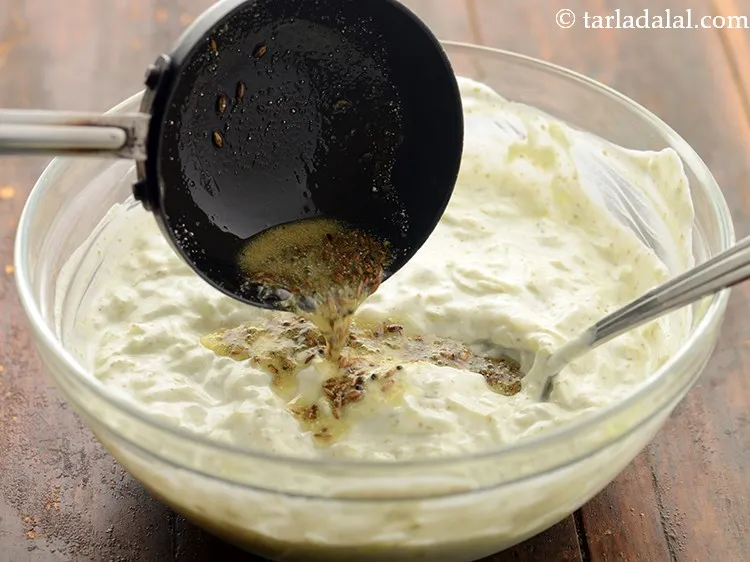 स्टेप 14 – जब बीज चटक ने लगे तभी तड़के को खीरे और …